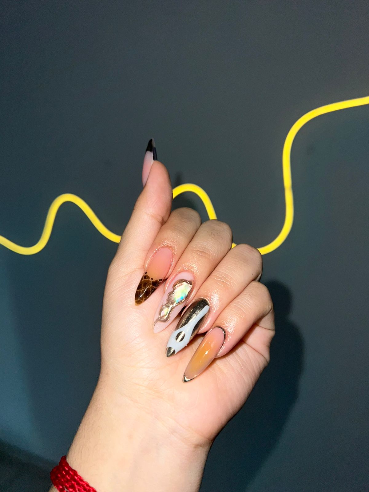 Uñas acrílicas largas en Casa Kiraz